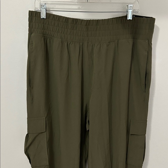 Abercrombie & Fitch YPB Motiontek Jogger Olive - Picture 5 of 10